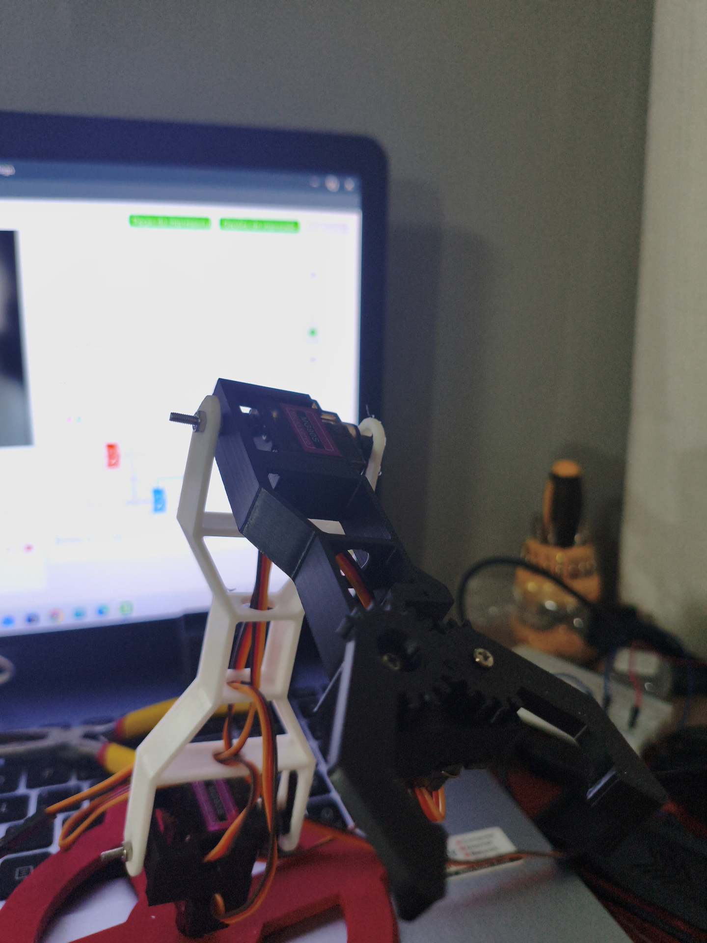 Garra robótica · servos em programação