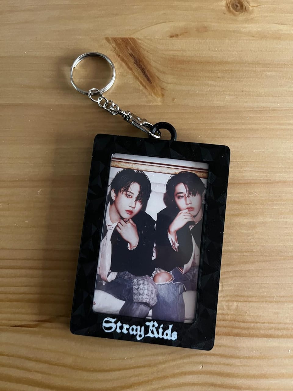 Chaveiro Suporte de Photocard — Stray Kids ⭐ — Com photocard do bias 💜
