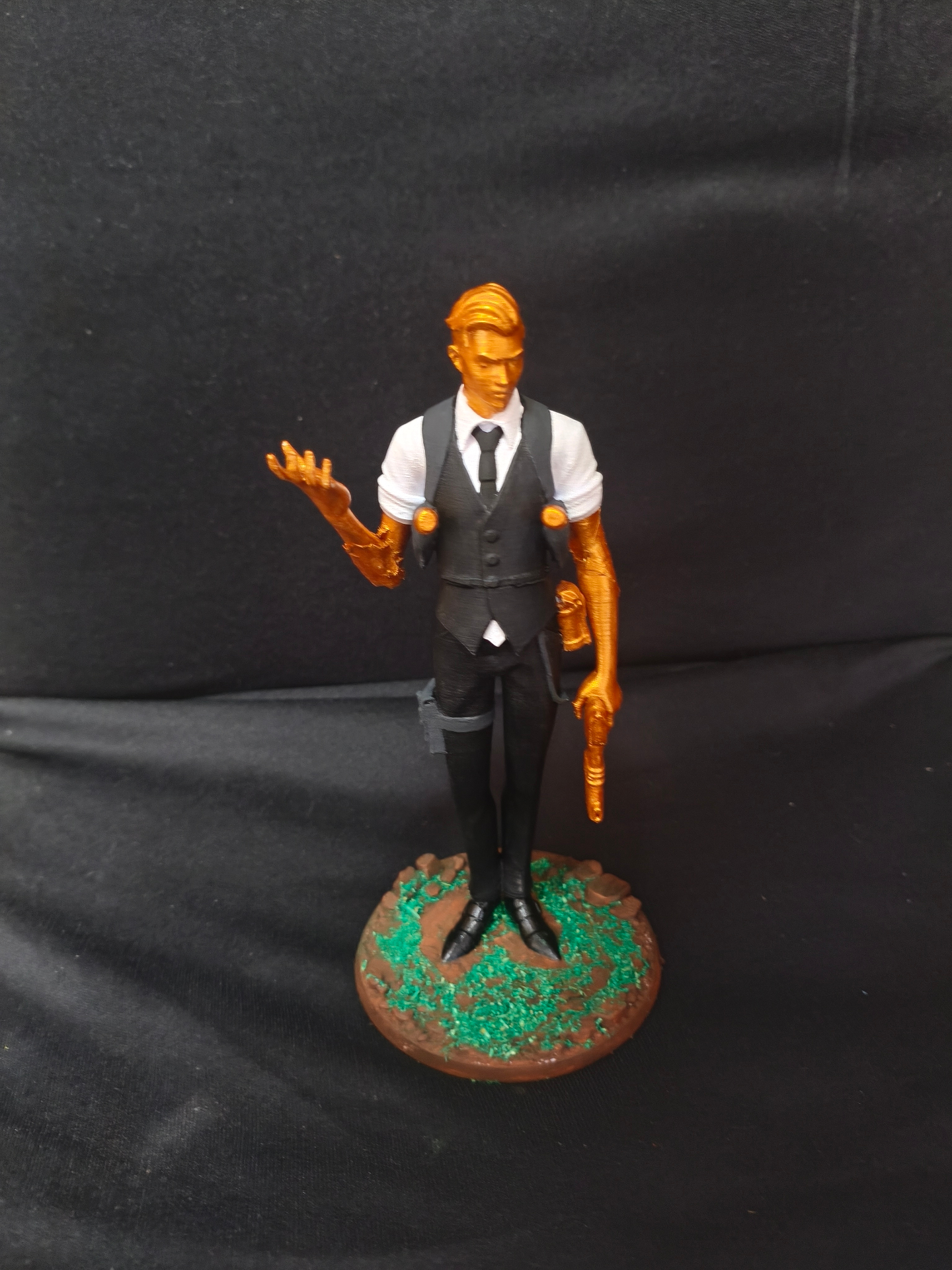 Midas (Fortnite) — Action Figure — Pose frontal com o toque dourado