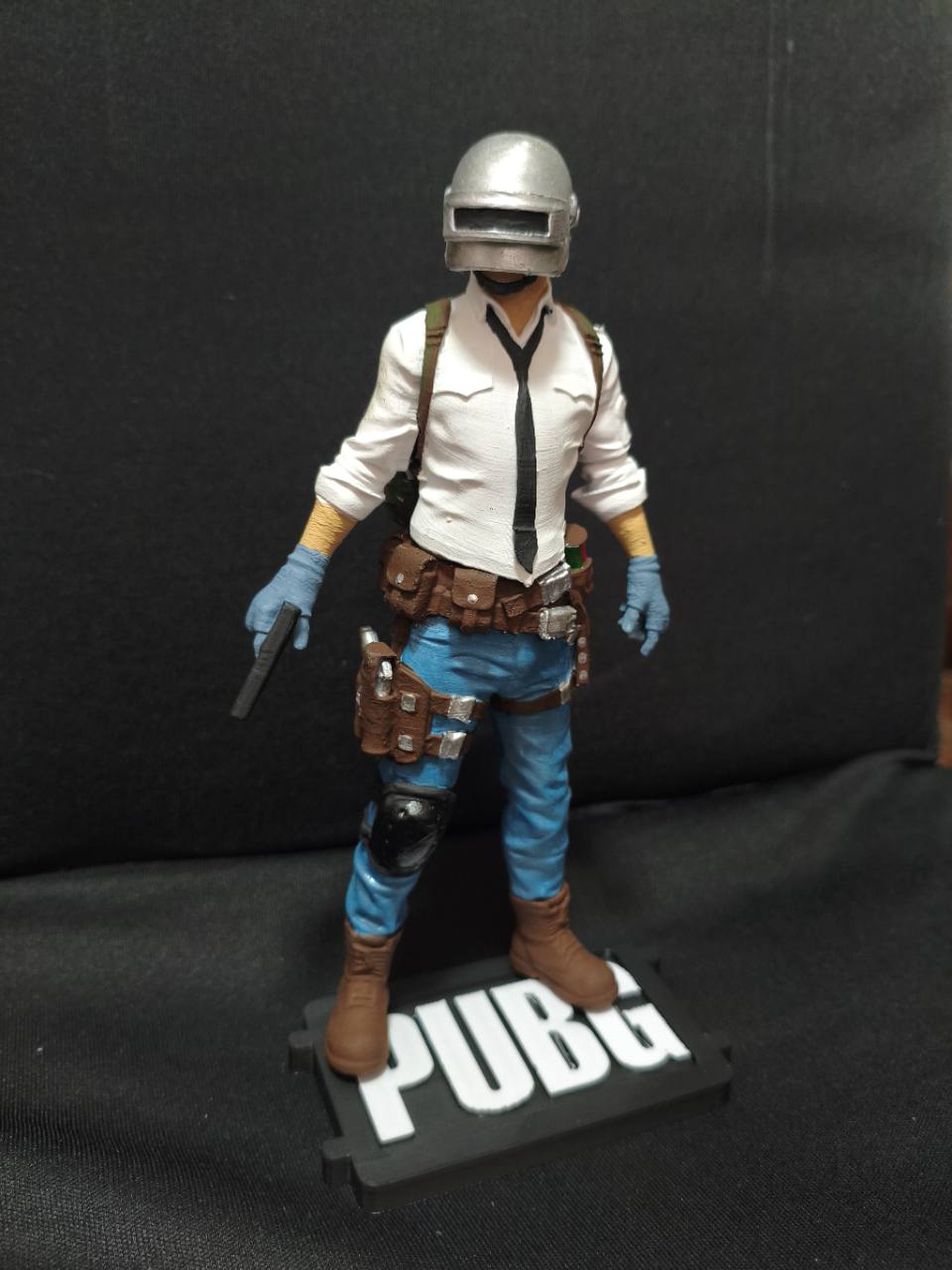 Action Figure PUBG — O Sobrevivente — Pose frontal com capacete nível 3