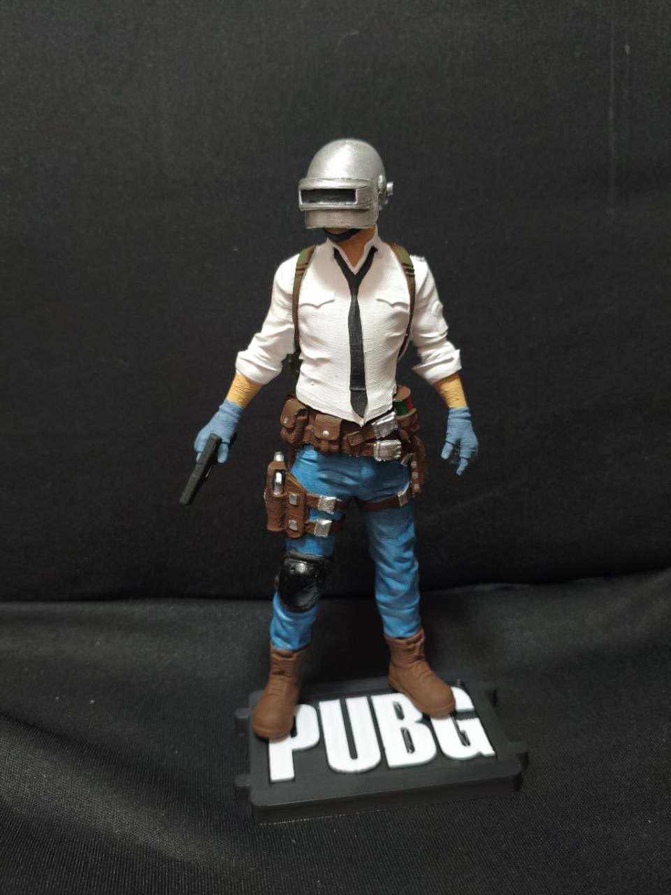 Action Figure PUBG — O Sobrevivente — Corpo inteiro sobre base PUBG