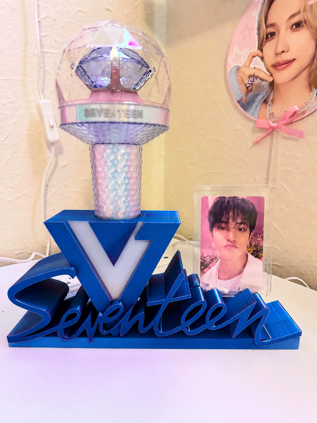Suporte de Lightstick SEVENTEEN — V2 e V3 💎 — Detalhe azul metálico