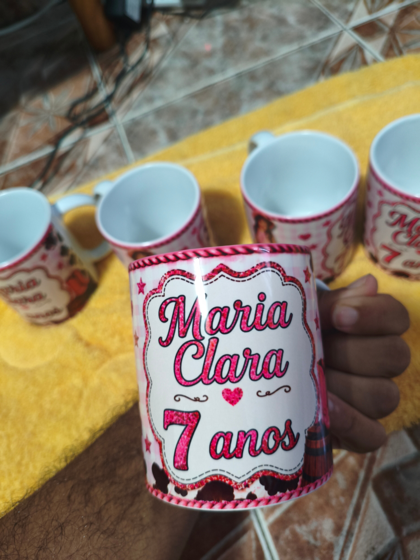 Canecas em produção — Maria Clara