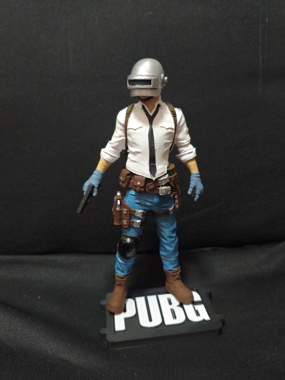 Action Figure PUBG — O Sobrevivente — Detalhes do cinto tático e pistola