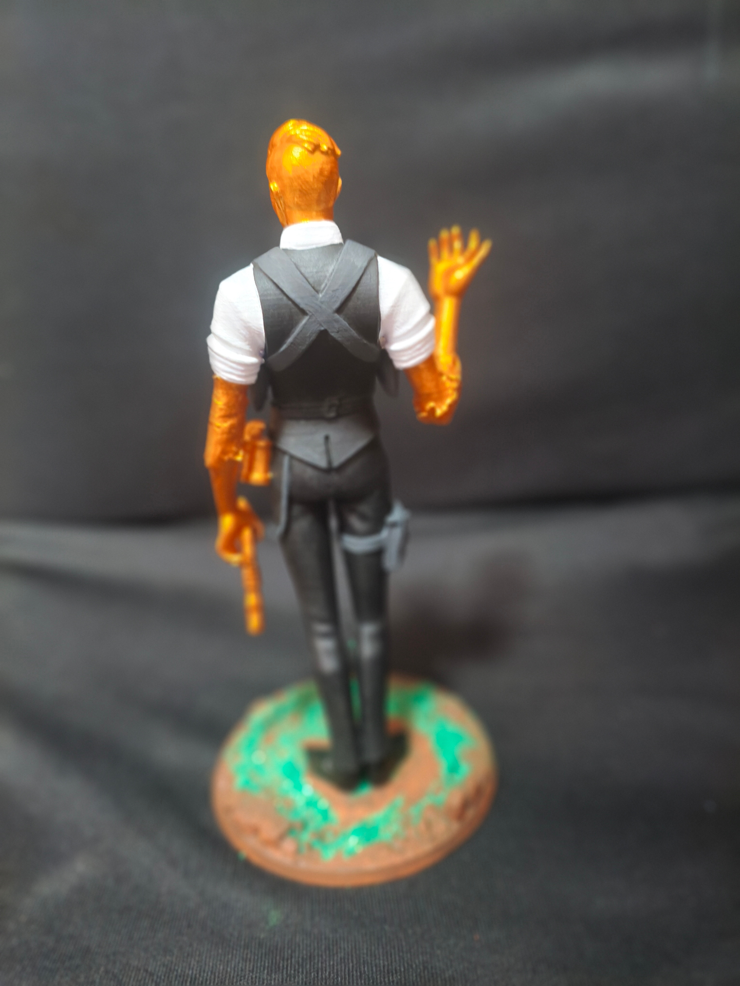 Midas (Fortnite) — Action Figure — Costas · detalhes do colete e coldre