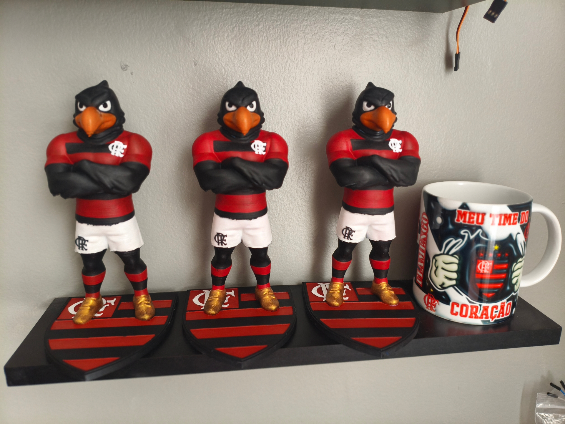Trio Urubu do Flamengo na prateleira