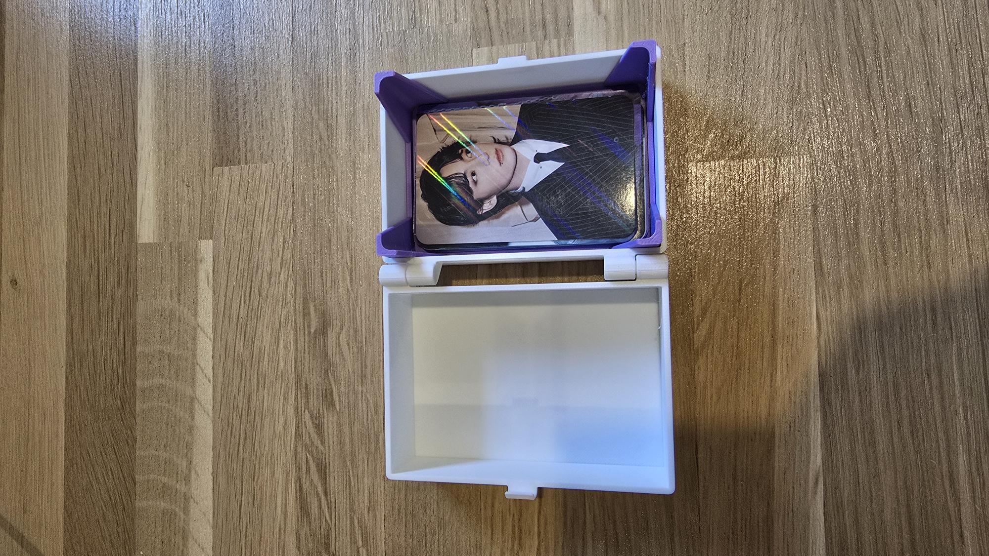 Estojo BTS aberto exibindo photocard do membro