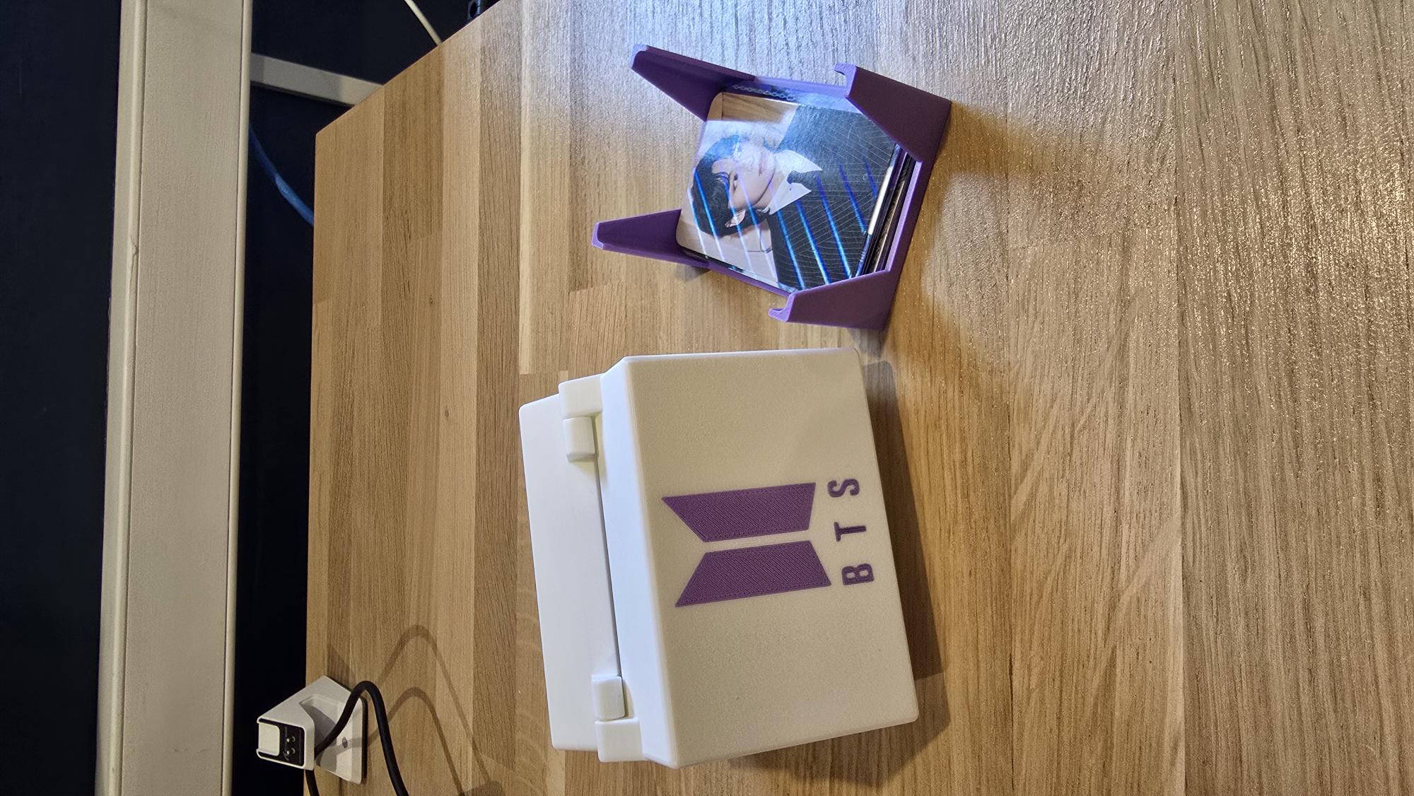 Estojo BTS fechado mostrando logo roxo na lateral